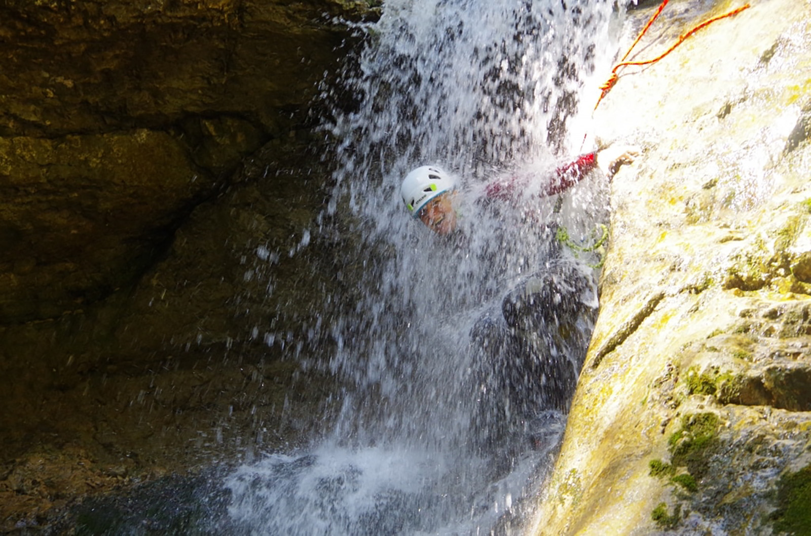 Ein Riesenspass – gut gesichert geht es durch die Wasserfälle.