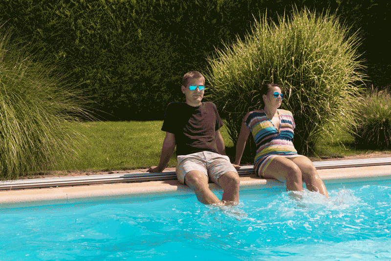 Entspannt am Pool sich treiben lassen – ein Traum, der Wirklichkeit wurde für zwei junge Menschen. Ohne große Umbauten konnten sie schnell ins neue Heim einziehen.