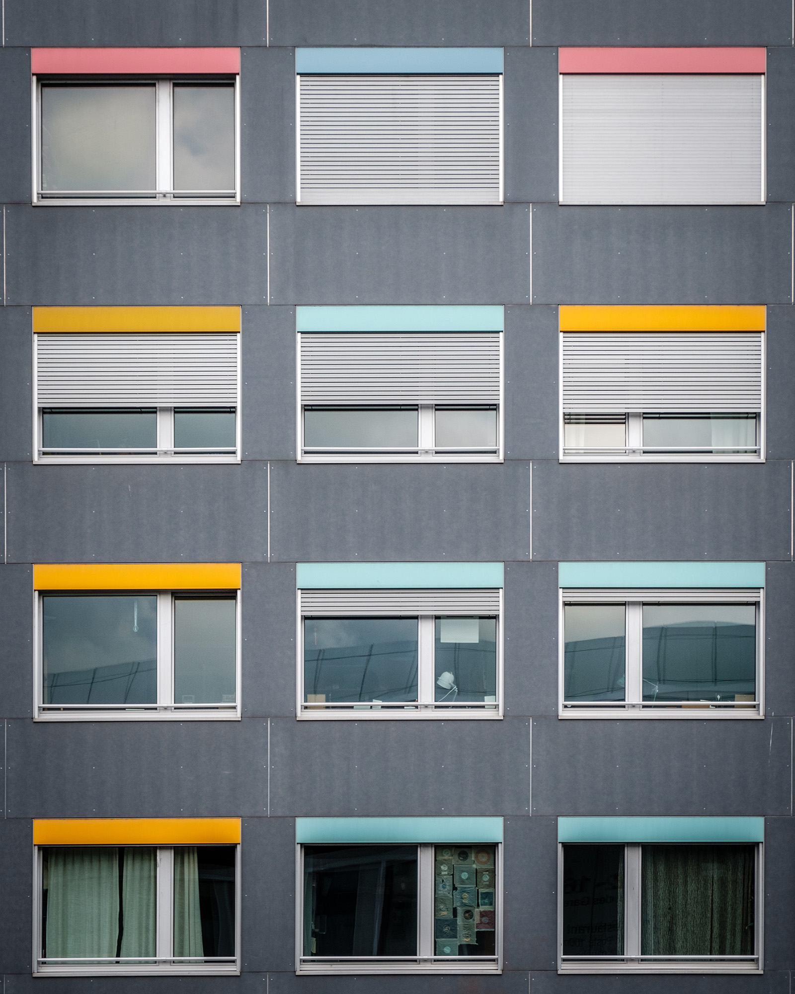 Außenliegende Rolllädenkästen können farblich abgesetzt Fassaden strukturieren und Häuser optisch aufwerten.