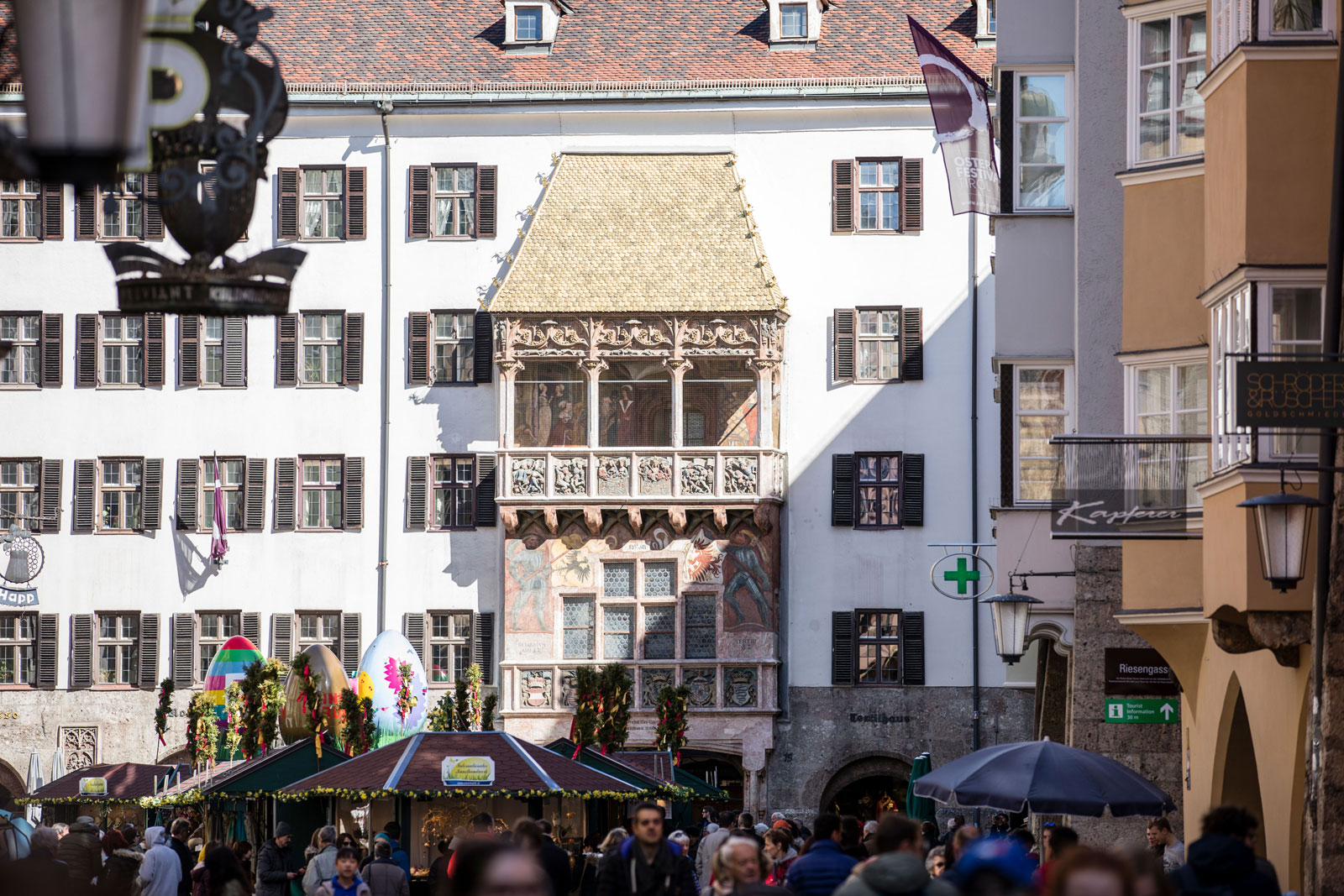 Osterfrühling vor dem "Goldenen Dachl" in Innsbruck 