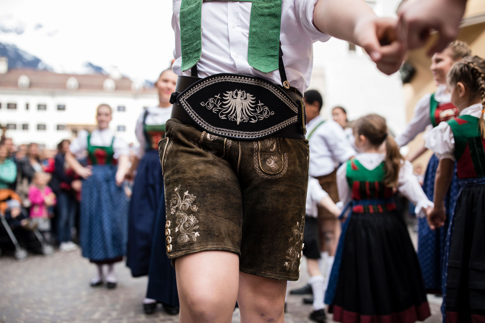 Tiroler Brauchtum: Trachtenvorführung in Innsbruck