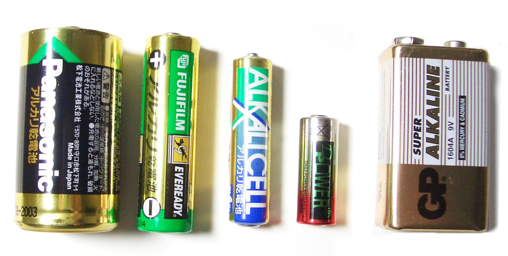 Unterschiedliche Bauformen von handelsüblichen Alkali-Mangan-Batterien