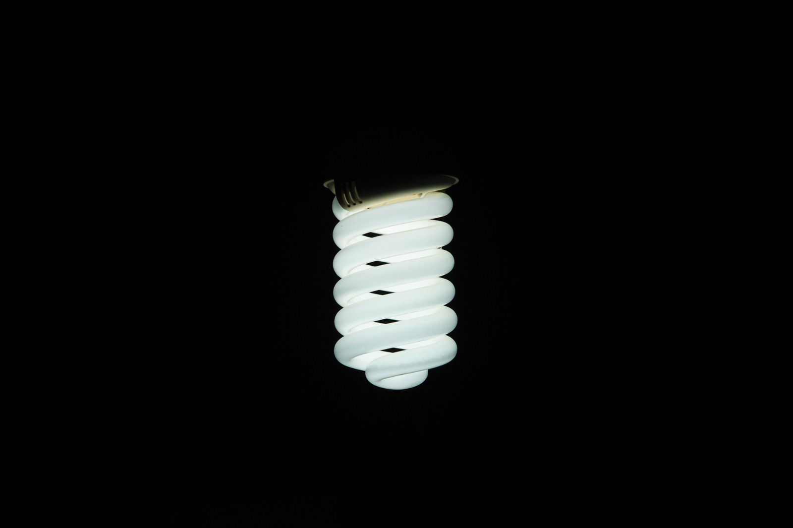 Die Energiesparlampe hält, was der Name verspricht, ist aber auch mit Nachteilen verbunden.   