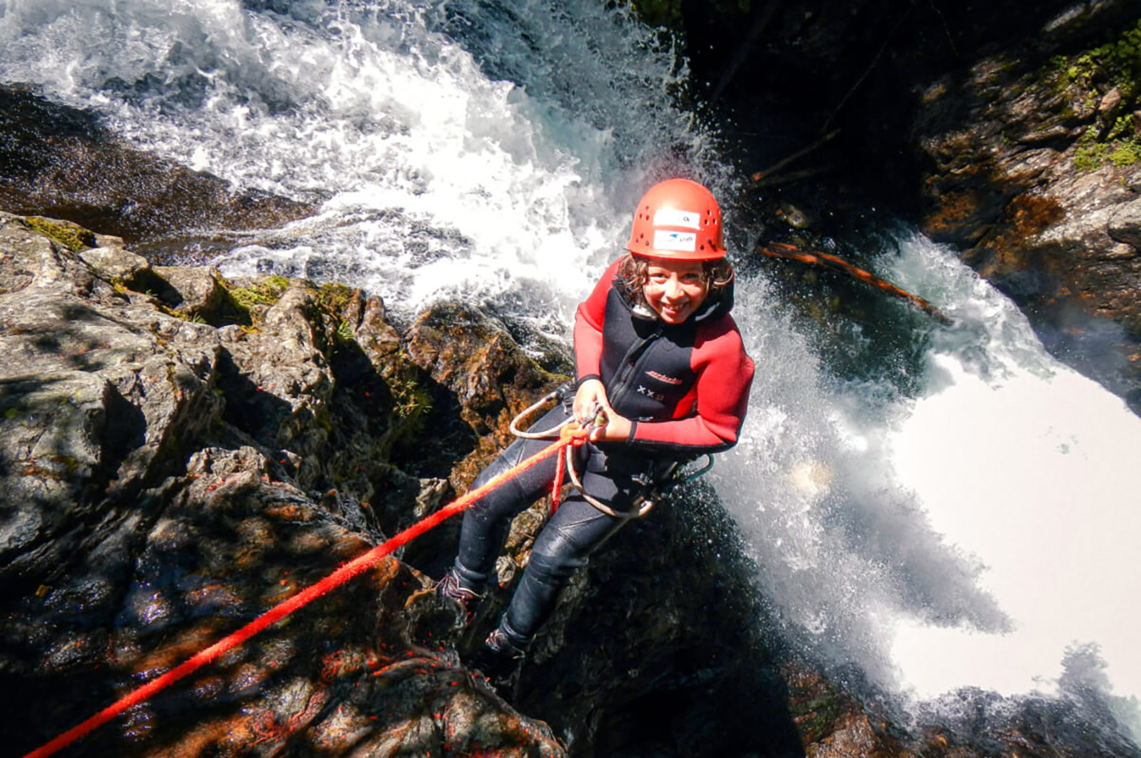 Schluchteln heißt Spaß am Klettern – im Wildwasser und mit jeder Menge Abenteuer.