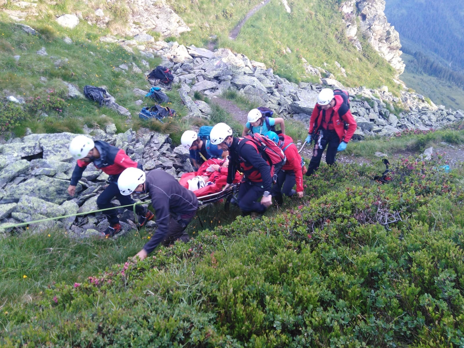 Tiroler Bergretter bei der Bergung eines Verletzten 