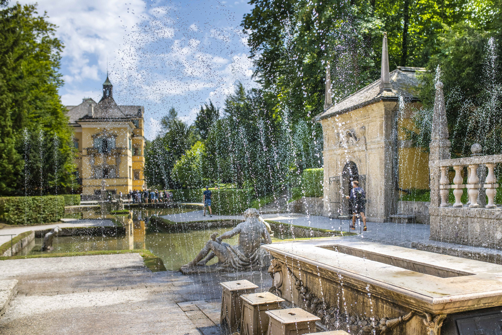 Wasserspiele im Park des Schlosses Hellbrunn bei Salzburg