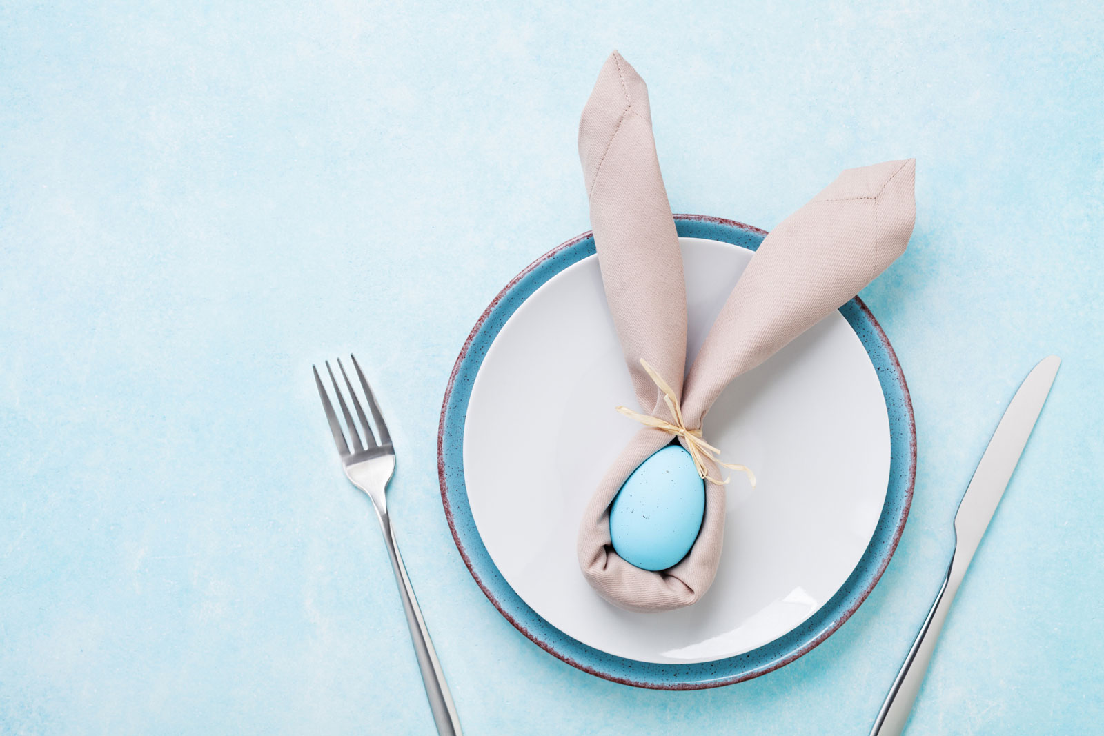 Tischdekoration für den Osterbrunch: Ei mit Ohren