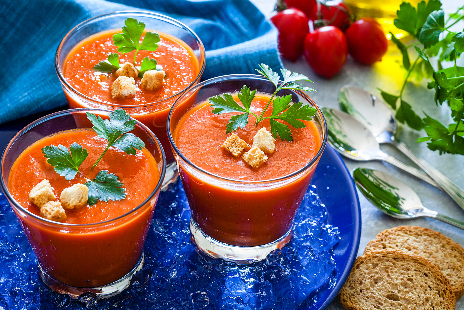 Die Gazpacho schmeckt an heißen Tagen am besten eiskalt serviert.