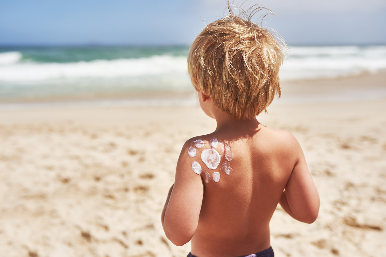 Besonders Kinder sollten vor UV-Strahlung geschützt werden.