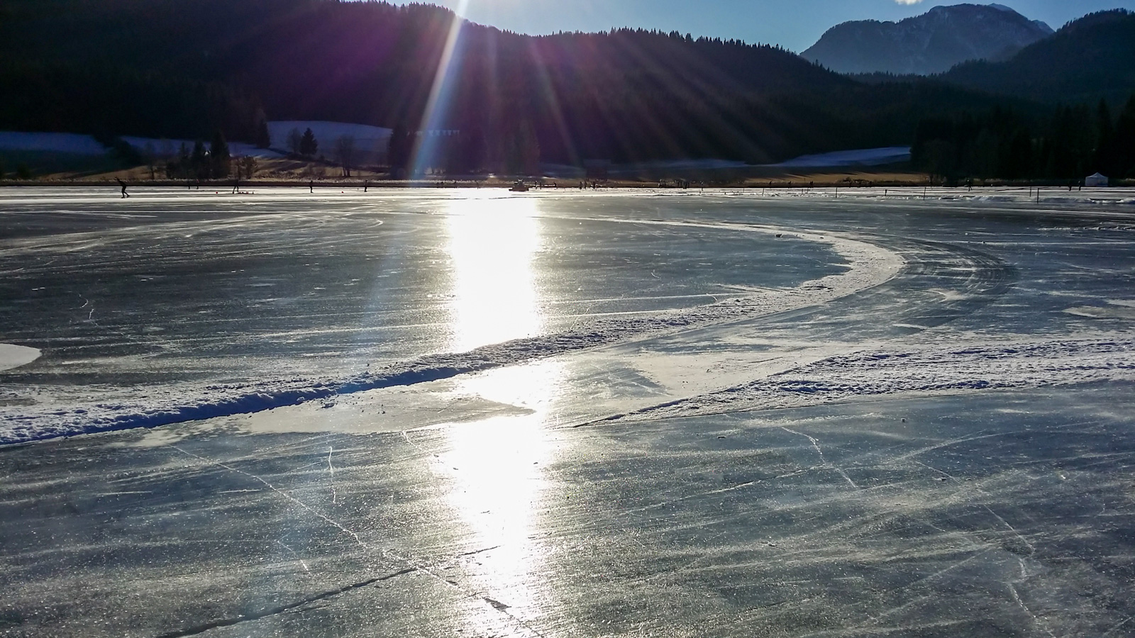  Eisbahn auf dem zugefrorenen Weißensee