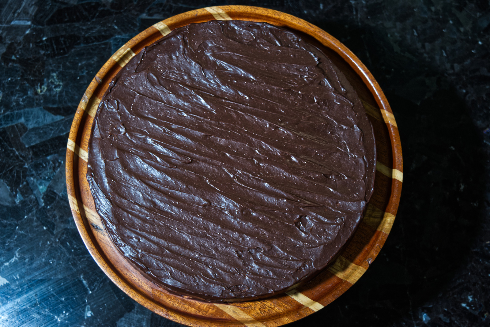  Biskuitteig, Pfirsichscheiben und Sahne mit Schokolade überzogen