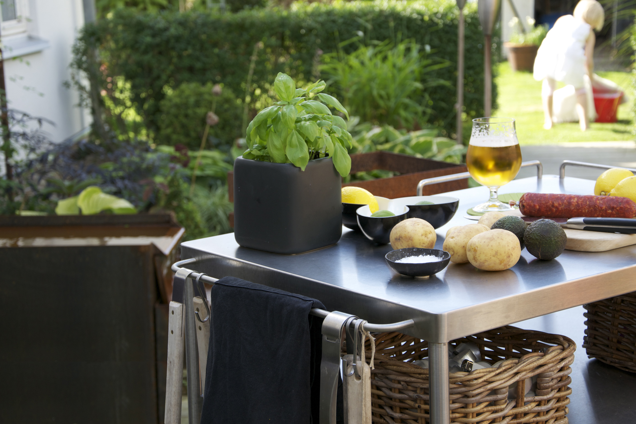 Flexibel: Erweitere deine Outdoor-Küche nach Belieben mit einem Beistelltisch.