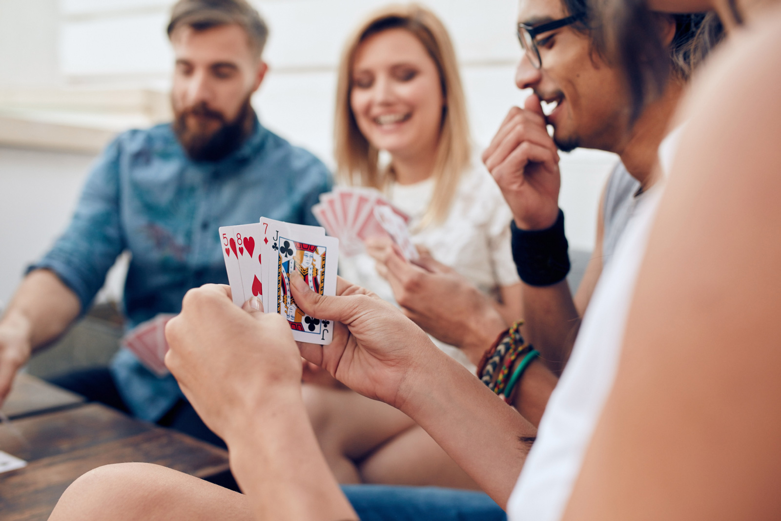 Geht nur im "echten Leben": Kartenspielen mit Freunden