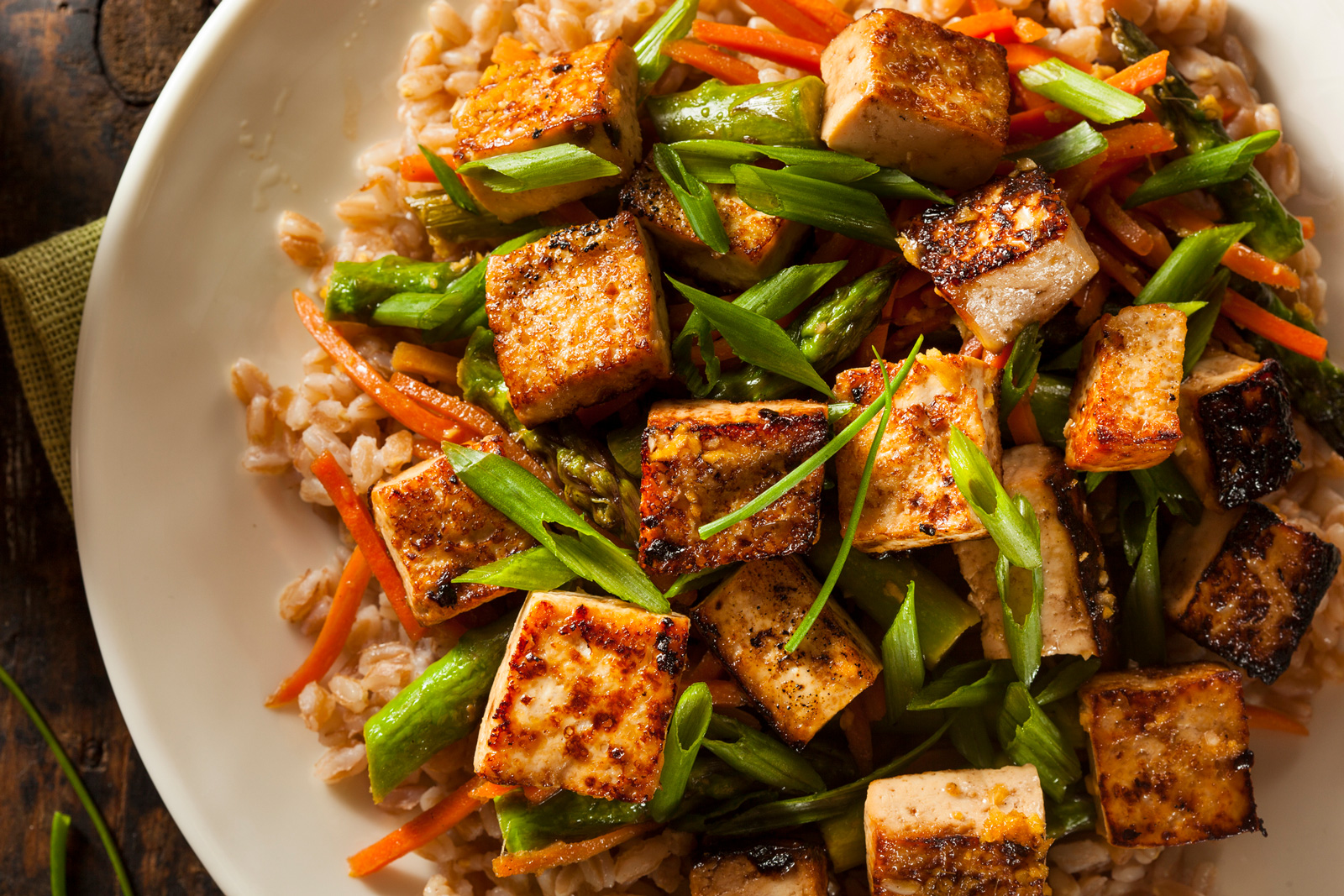 So lecker kann Tofu sein: Durch Marinieren und Braten kommt das Aroma. 