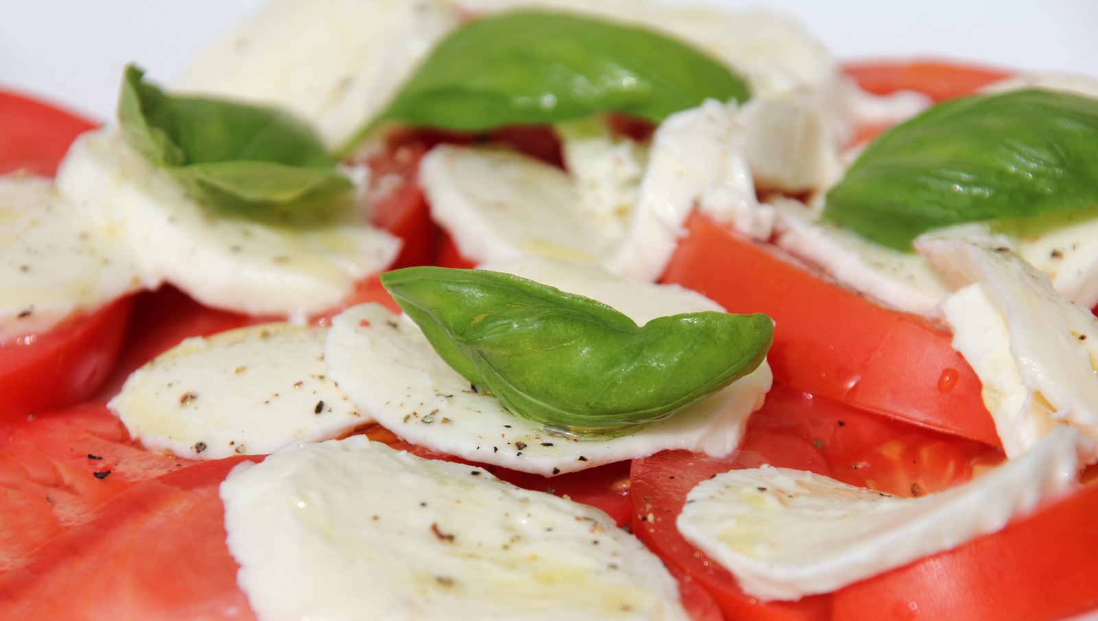 Für einen Insalata Caprese reichen vier Zutaten: Tomate, Mozarella, Basilikum, Olivenöl 