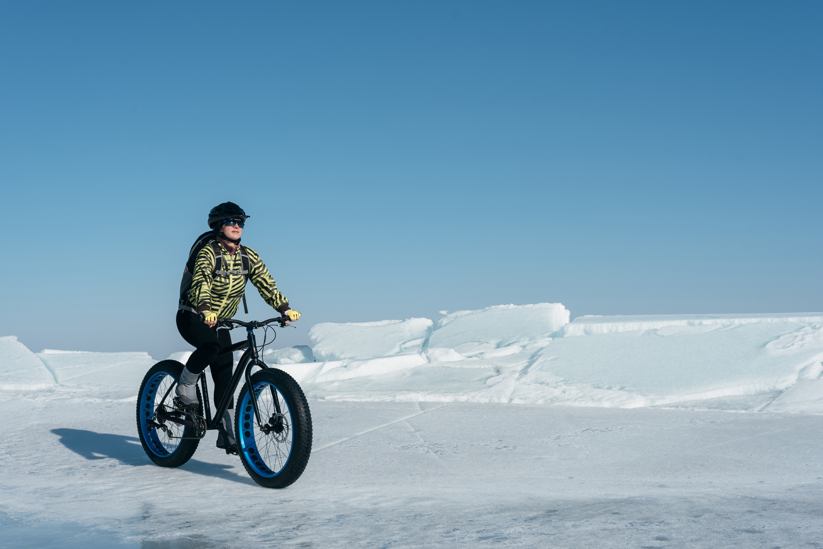 Mit extra breiten Reifen kommt man mit dem Rad durch den Schnee. 