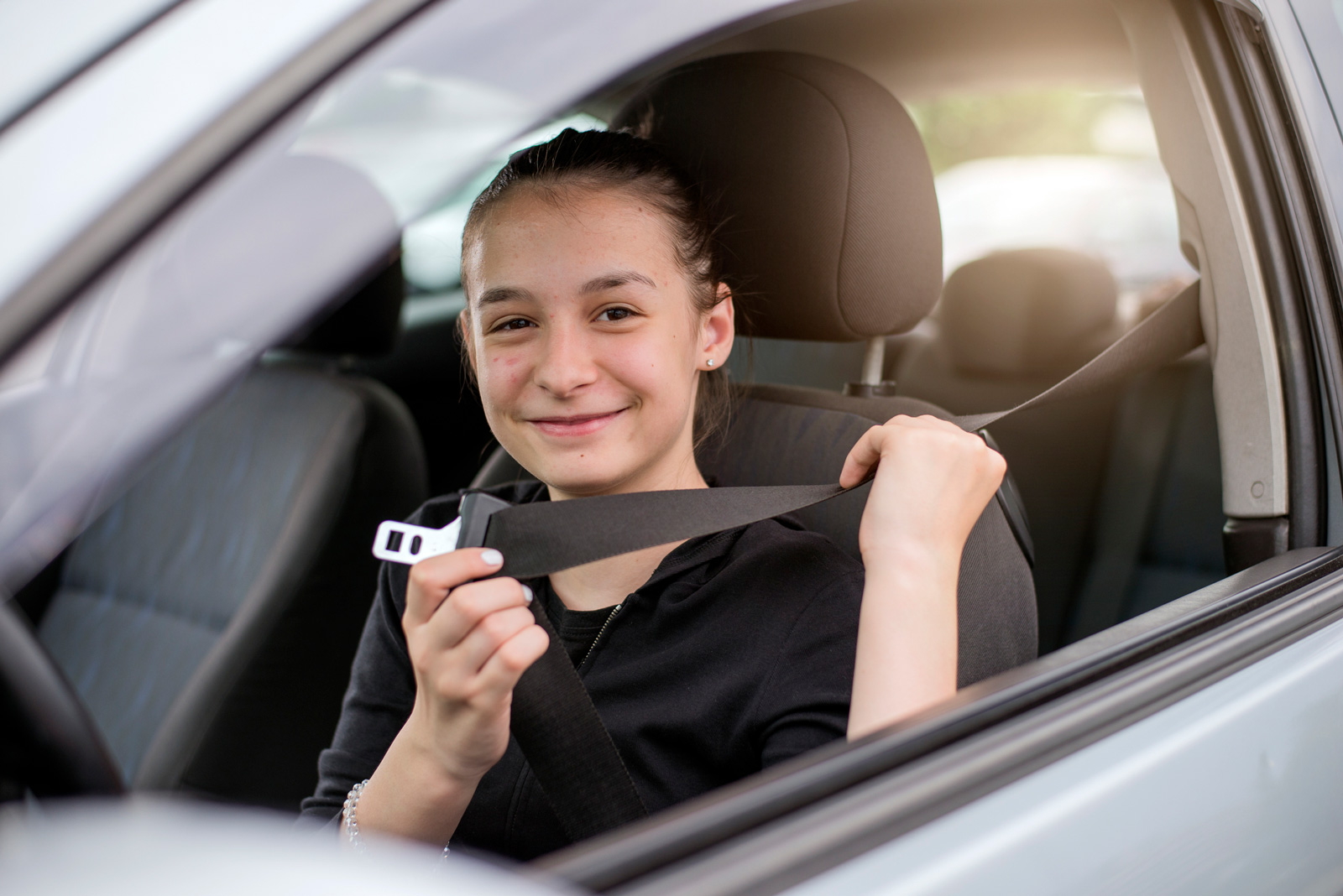 Gut vorbereitet hinters Steuer: Jungen Lenkern fehlt häufig noch die Routine beim Fahren. Mit unseren Tipps kommen sie sicher ans Ziel. 