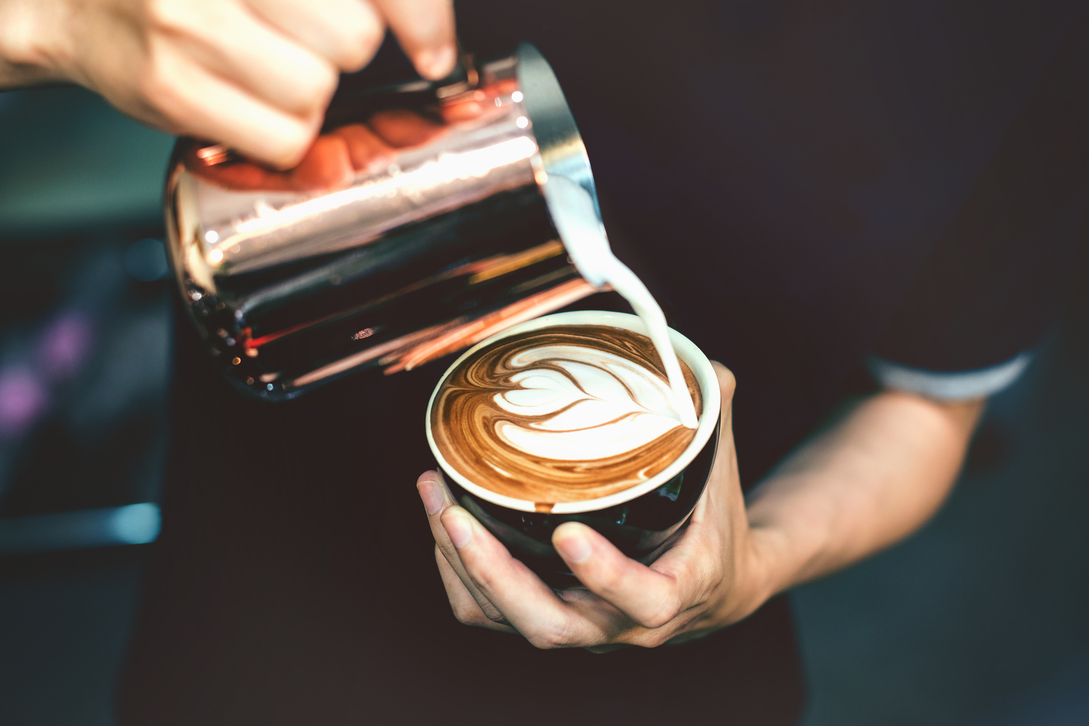 Latte Art: Mit dem richtigen Milchschaum lassen sich tolle Muster auf den Kaffee zaubern.