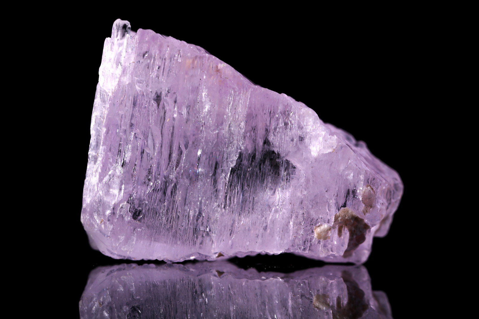 Das Mineral Spodumen enthält Lithium.