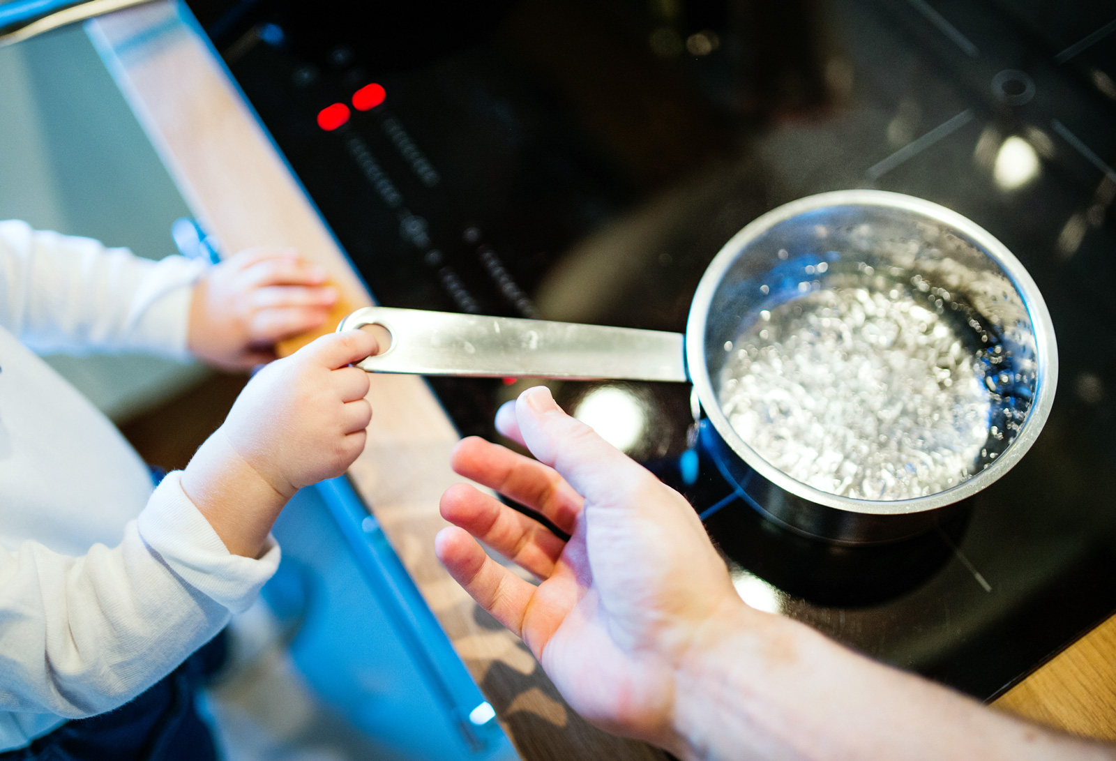 Typische Unfallherde vermeiden: Kochend heißes Wasser kann lebensgefährlich werden. 