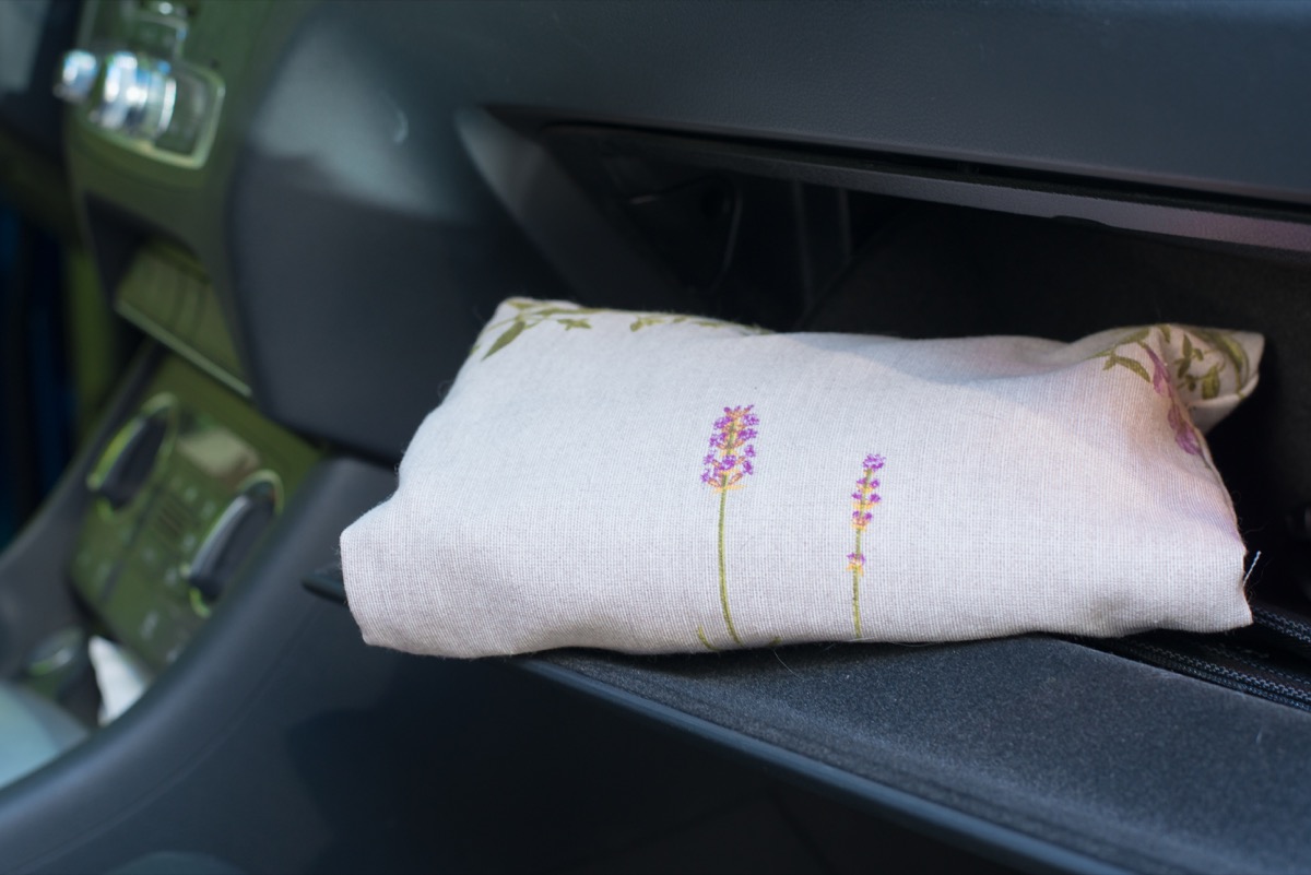 Mit dem klassischen Lavendelduftsack zauberst du frischen Duft in Kleiderschränke und Autos.