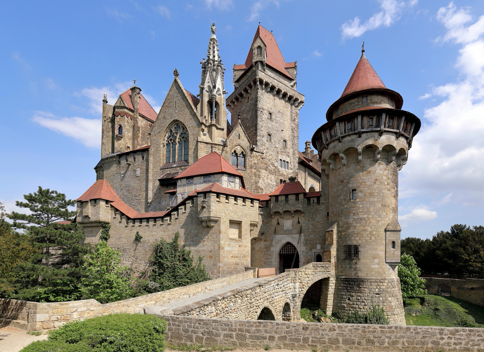Bauteile aus ganz Europa: Burg Kreuzenstein