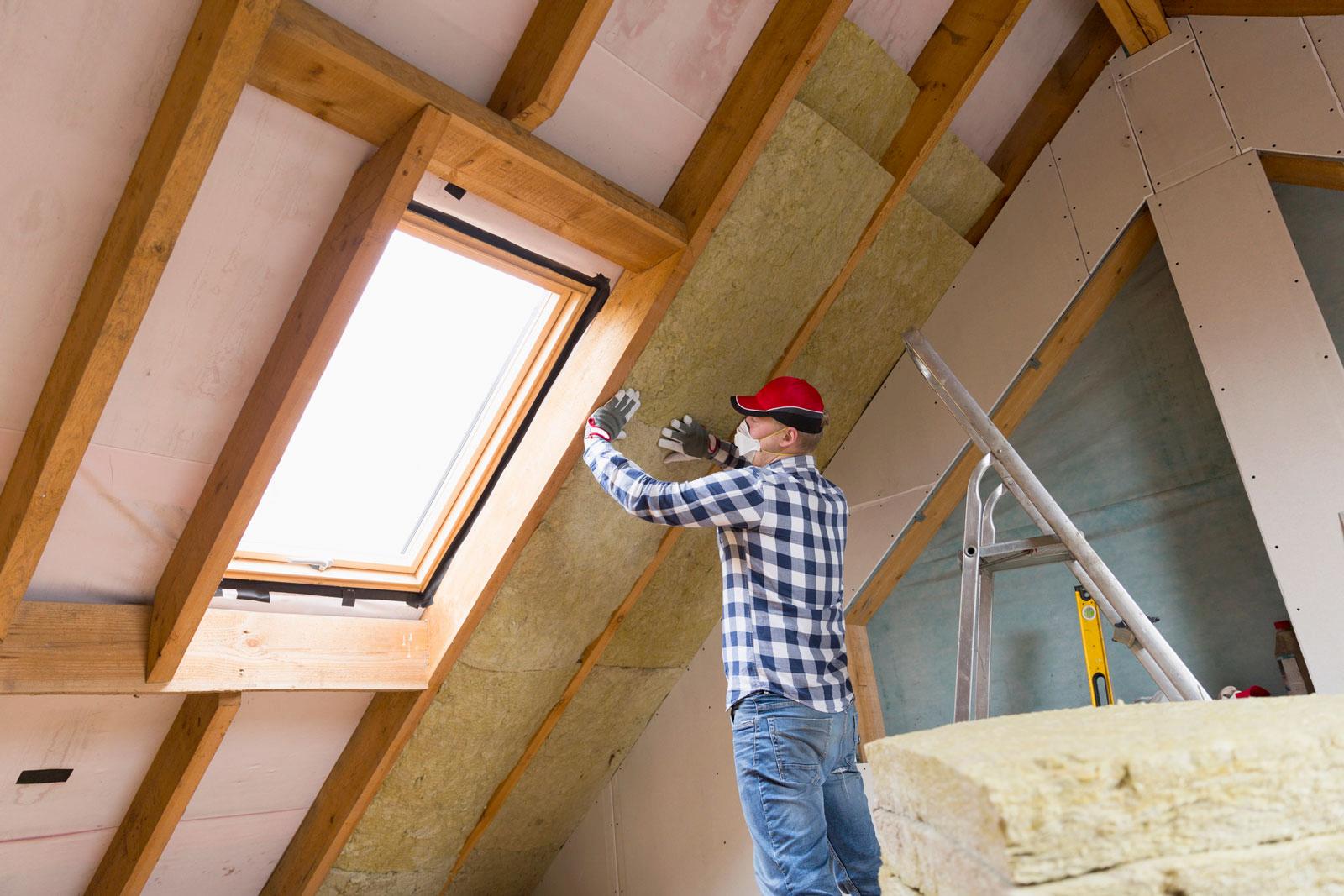 Wenn der Dachboden als Wohnraumgenutzt werden soll, ist eine Zwischensparrendämmung eine günstige Lösung.