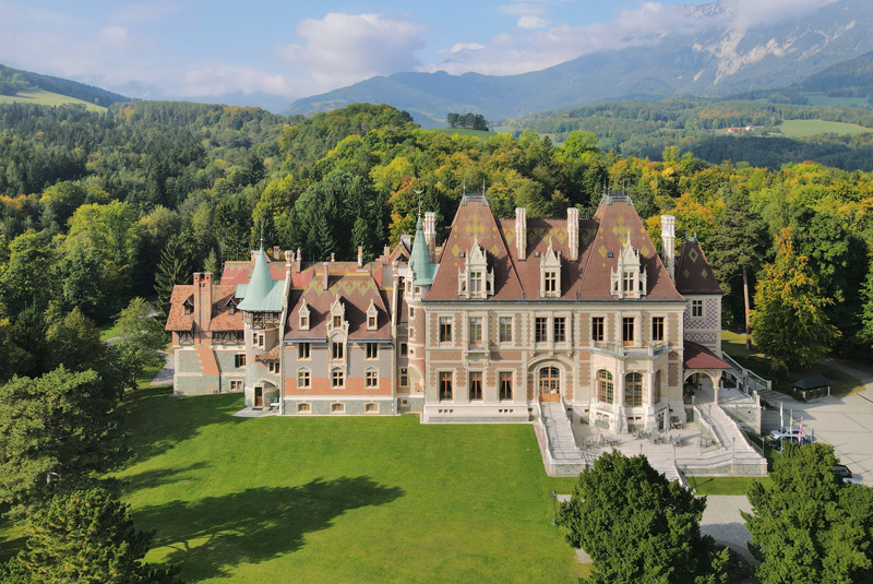 Das Schloss Rothschild in Reichenau an der Rax wurde von 1884 bis 1889 im Auftrag von Nathaniel Meyer Freiherr von Rothschild von Heinrich Glaser errichtet.