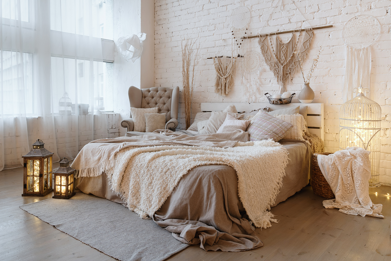 Mit dekorativen Textilien kehrt auch im Schlafzimmer behagliche Wohnlichkeit ein. 