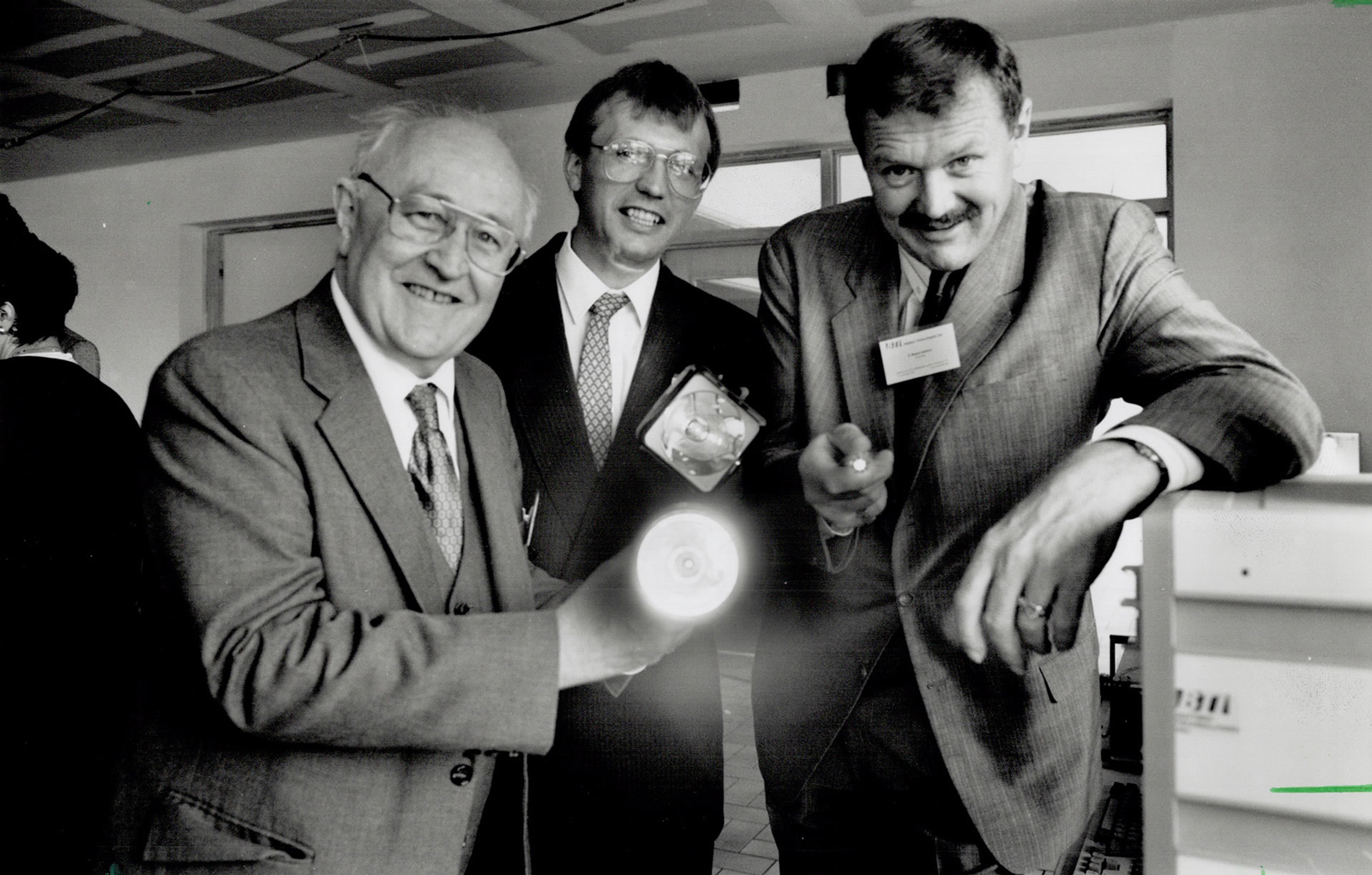 Battery Technologies Inc.: Karl Kordesch, left, Vize-Präsident Klaus Tomantschger, Mitte, und Vorsitzender Wayne Hartford