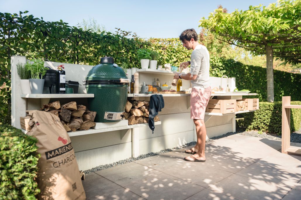Kochen im Freien: Wer seine Outdoor-Küche nicht selbst bauen möchte, kann sie sich bei Anbietern wie WWOO individuell zusammenstellen.