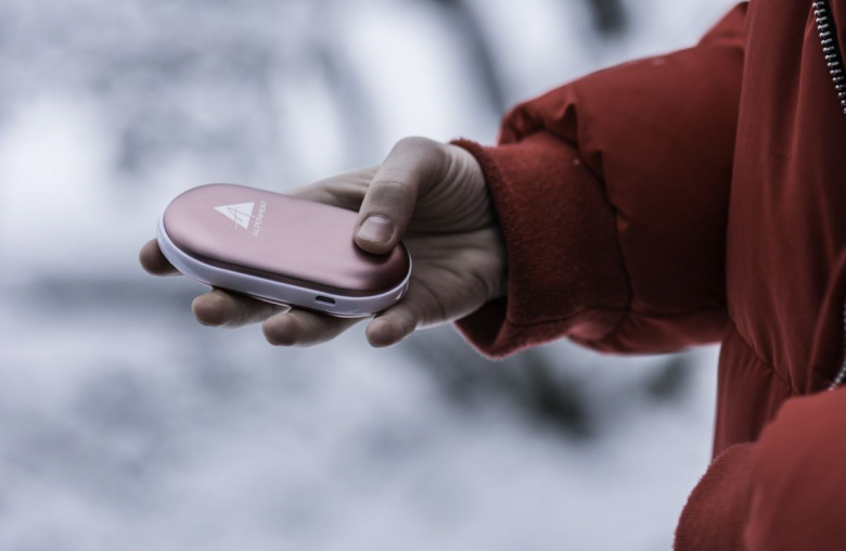 Wenn es kalt ist, machen die Akkus schneller schlapp. Dann hilft ein Notfall-Akku, um das Smartphone weiter am Laufen zu halten.