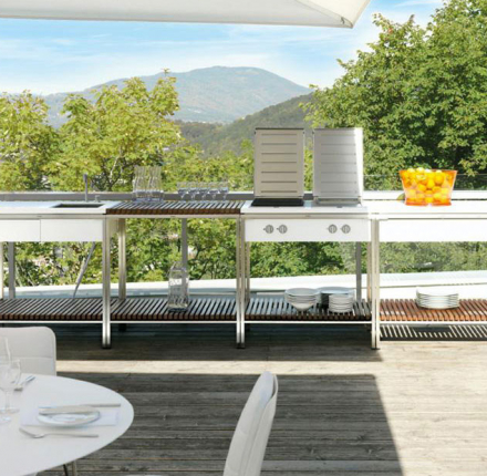 Kulinarischer Lichtblick: Die minimalistische Outdoor Kitchen von Viteo bringt den Komfort einer High-End-Komplett-Küche stilvoll ins Freie.