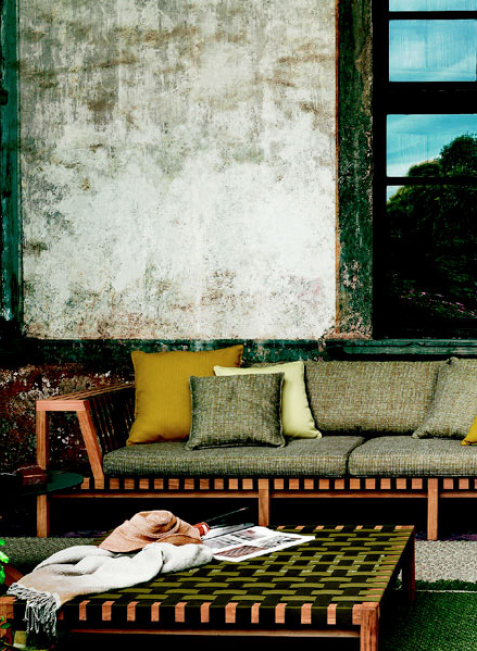 Refugium im Freien: Eine Lounge-Gruppe mit Teppichen schafft Behaglichkeit für viele Gelegenheiten.